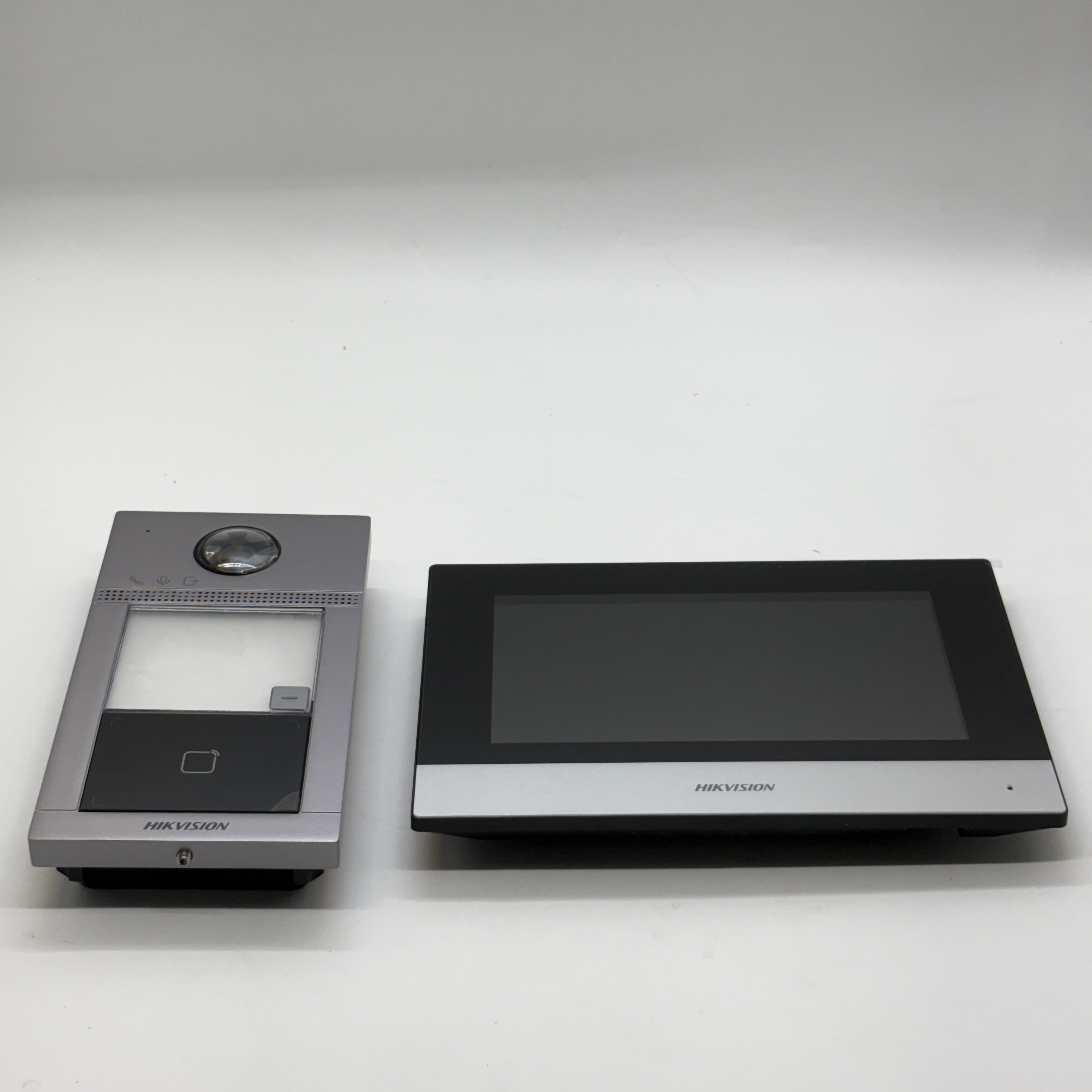 Hikvision DS-KIS604-P(C) Video - Home Security System Hikvision のレビューと価格